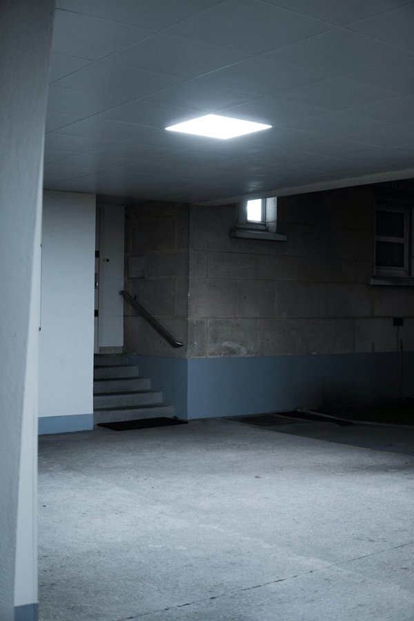 Comment créer une chambre d'amis multifonctionnelle dans un sous-sol peu éclairé?