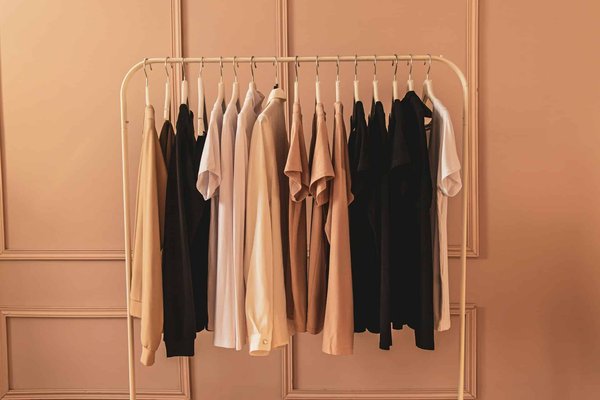 Quelle est la meilleure façon d'organiser un petit dressing dans une chambre mansardée ?