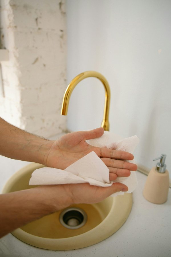 Découvrez l'essuie main plié en V via Best Hygiène